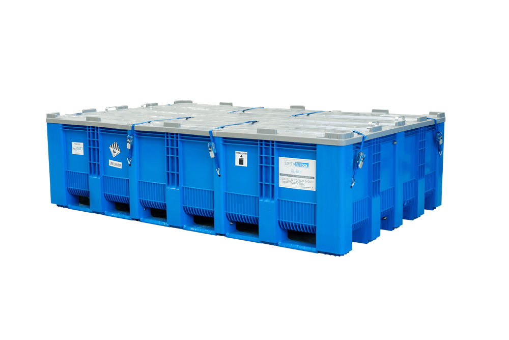 Mehrere große blaue Kunststoffcontainer mit grauen Deckeln und weißen Etiketten nebeneinander