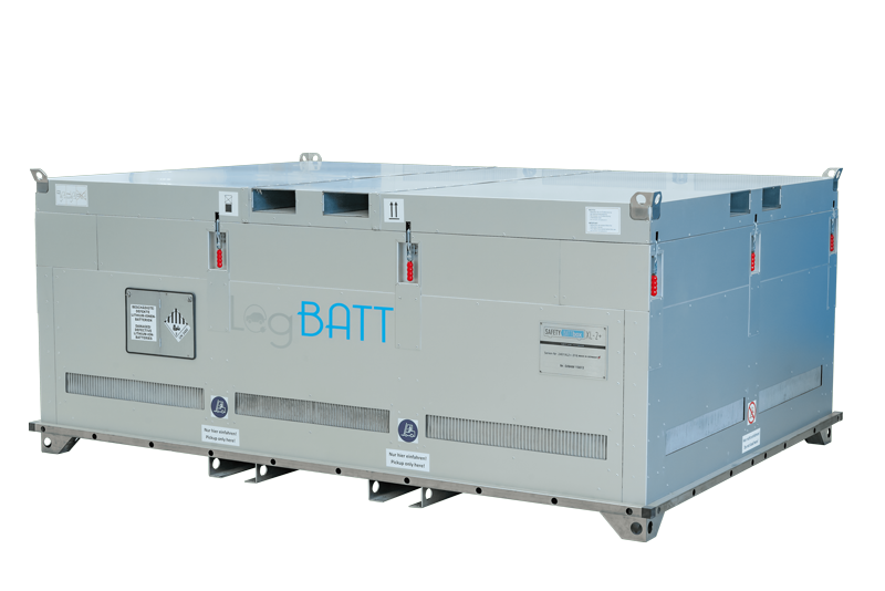 Ein großer, grauer Container mit dem Schriftzug LogBATT und auffälligen Luftschlitzen